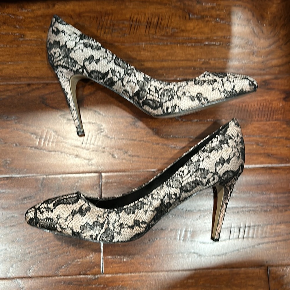 Ann Taylor heels nude with black lace detail leather sole Sz 9 M